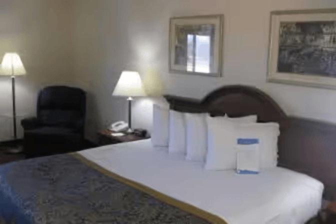 Lakewood Inn & Suites Dowagiac Exteriör bild