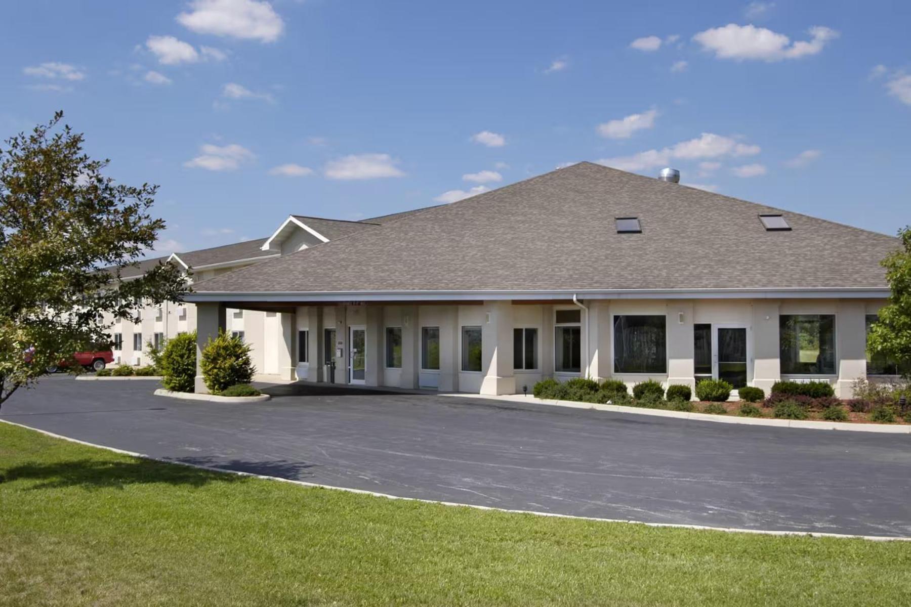 Lakewood Inn & Suites Dowagiac Exteriör bild
