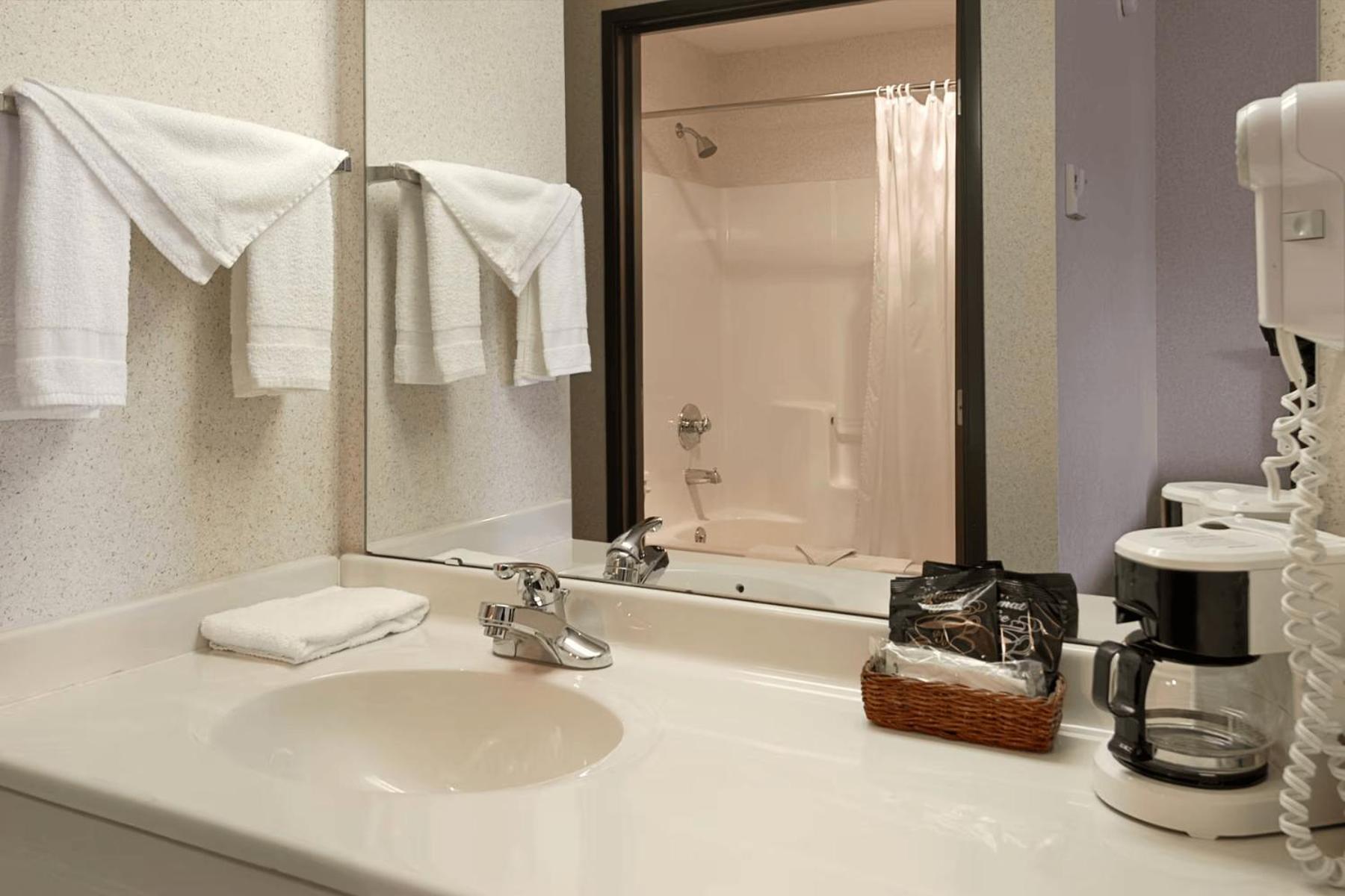 Lakewood Inn & Suites Dowagiac Exteriör bild